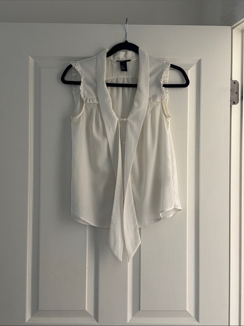 H&M Drapey Button front Sleeveless Tie-Neck Blouse Sz 2